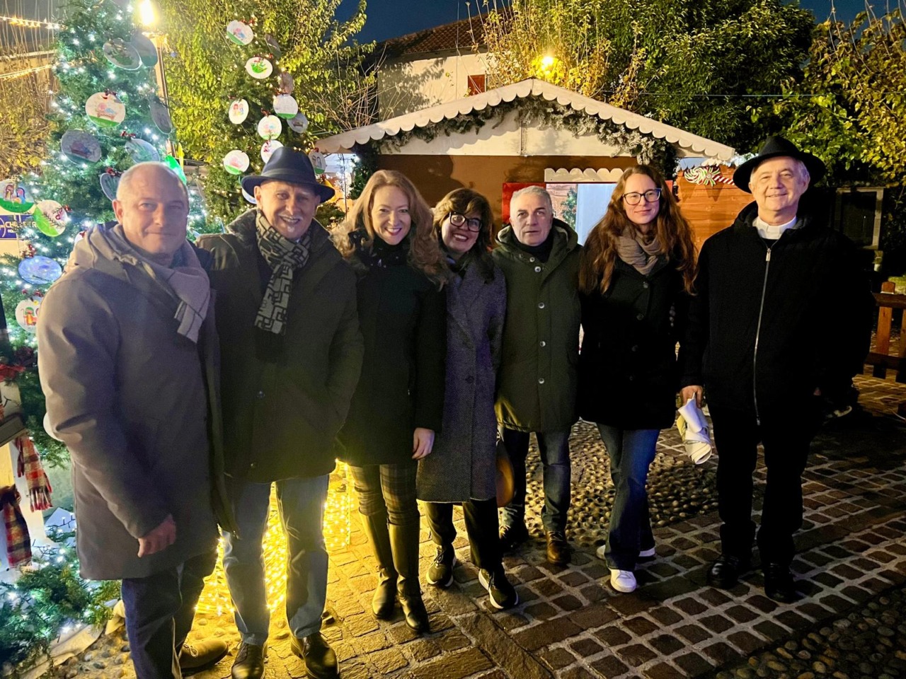 Luminarie, albero addobbato e canti dei bambini accendono il Natale