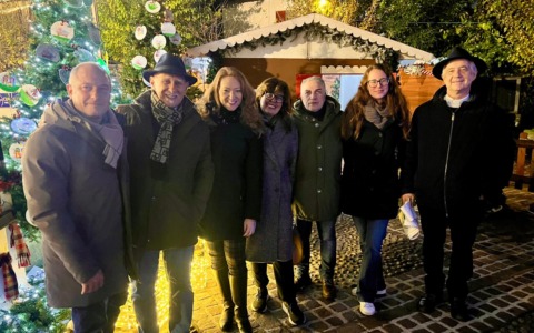 Luminarie, albero addobbato e canti dei bambini accendono il Natale