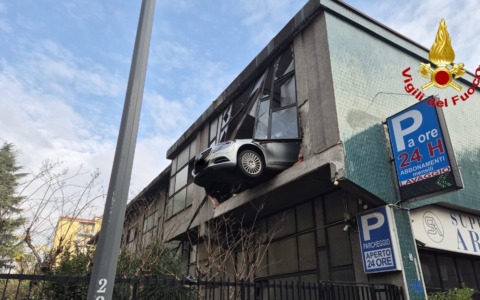 Sbaglia manovra: 84enne sfonda la parete del parcheggio