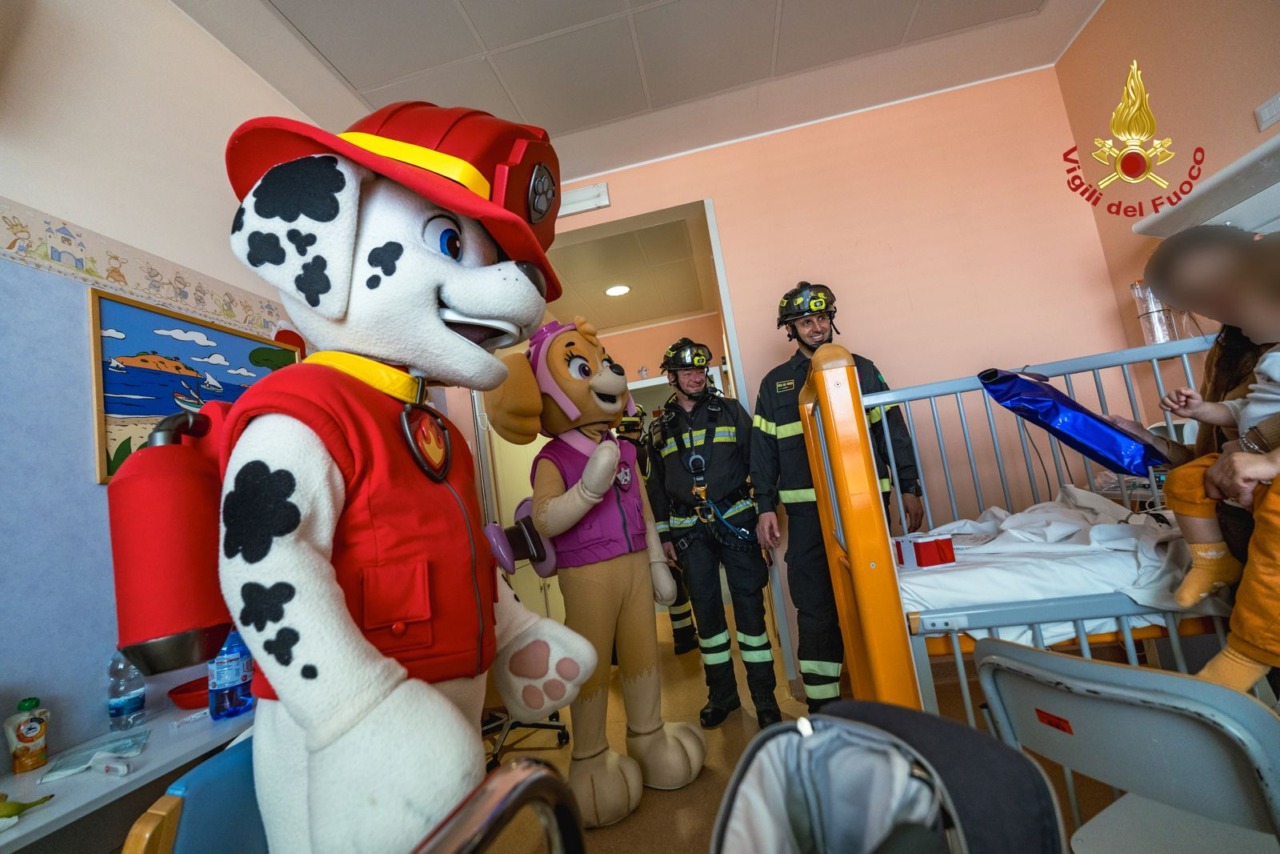 I Vigili del fuoco portano un sorriso ai piccoli pazienti del Niguarda