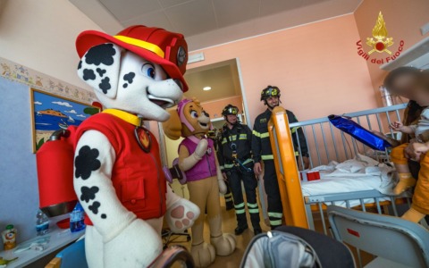 I Vigili del fuoco portano un sorriso ai piccoli pazienti del Niguarda