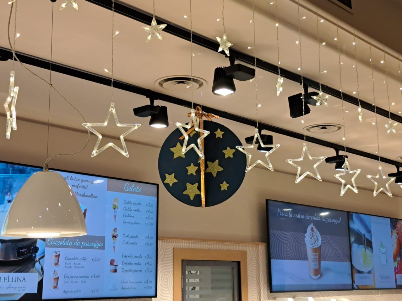 La creatività dei bambini delle scuole veste a festa le vetrine dei negozi