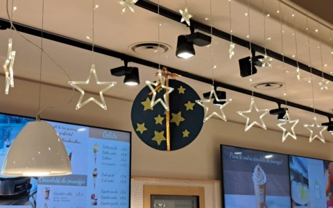 La creatività dei bambini delle scuole veste a festa le vetrine dei negozi