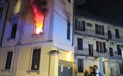 Appartamento in fiamme: 48enne in ospedale