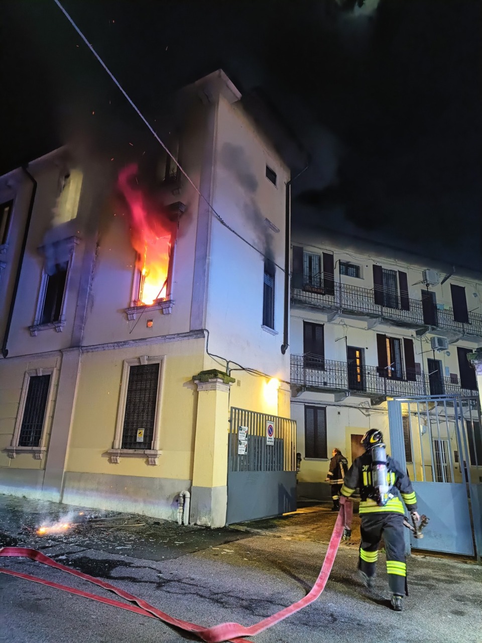 Appartamento in fiamme: 48enne in ospedale