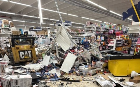 Mini escavatore come ariete per aprirsi un varco