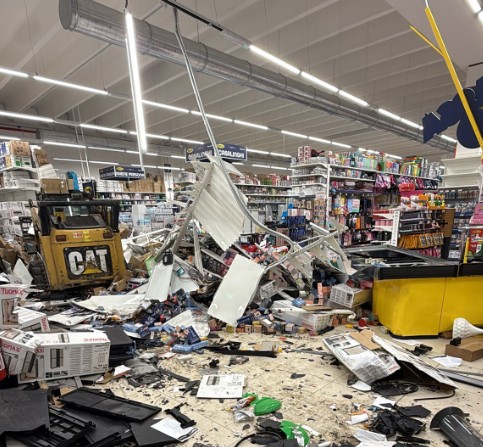 Mini escavatore come ariete per aprirsi un varco