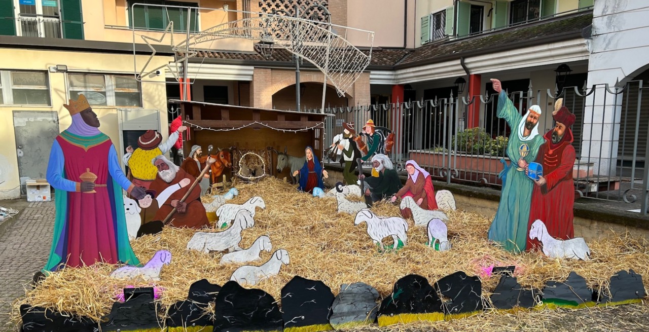 Acceso l’albero in piazza Marconi  e inaugurato il presepe di Augusto Rosetta