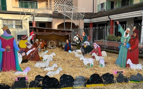 Acceso l’albero in piazza Marconi  e inaugurato il presepe di Augusto Rosetta