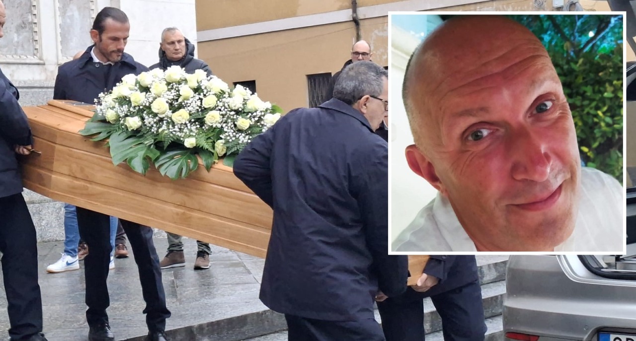 Folla e commozione ai funerali di Marco Agrati sulle note della banda