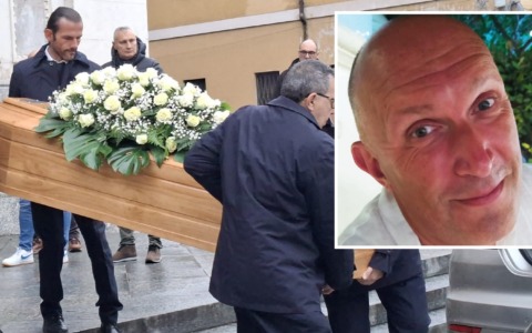 Folla e commozione ai funerali di Marco Agrati sulle note della banda