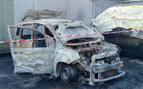 Auto bruciata in via Cristoforo Colombo, accertamenti da parte  dei Carabinieri