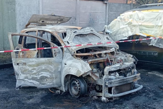 Auto bruciata in via Cristoforo Colombo, accertamenti da parte  dei Carabinieri