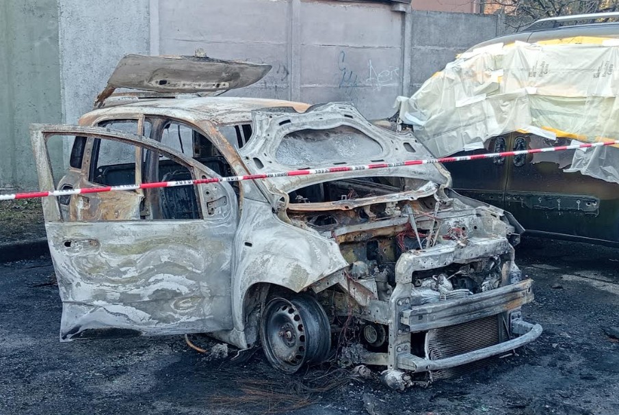 Auto bruciata in via Cristoforo Colombo, accertamenti da parte  dei Carabinieri