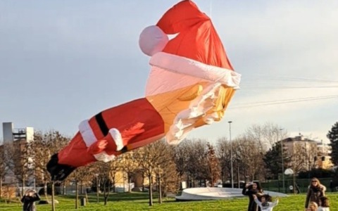 Babbo Natale arriva in volo grazie agli aquiloni di Edoardo Borghetti