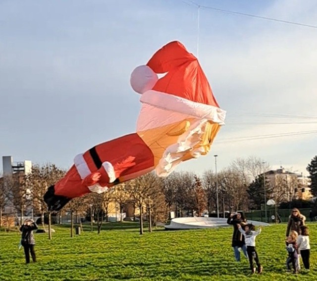 Babbo Natale arriva in volo grazie agli aquiloni di Edoardo Borghetti