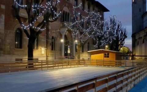 Risate e pattinaggio per l’ultimo giorno dell’anno, senza botti, a Rho