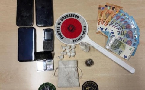 Droga, telefonini e bilancino sull’auto presa a noleggio