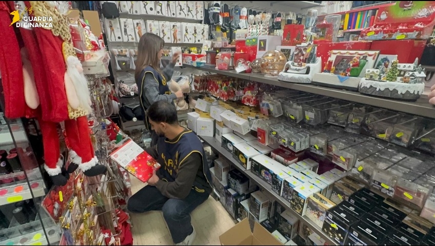 Sequestrati migliaia di addobbi di Natale non sicuri