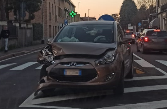 Incidente tra due auto, coinvolte 5 persone