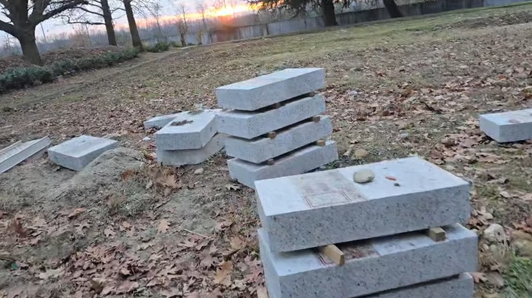 Lapidi a terra tra plastica e cartacce: "Il Cimitero Parco è una vergogna"