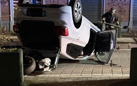 Auto si ribalta in centro a Pero, due ragazzi in ospedale