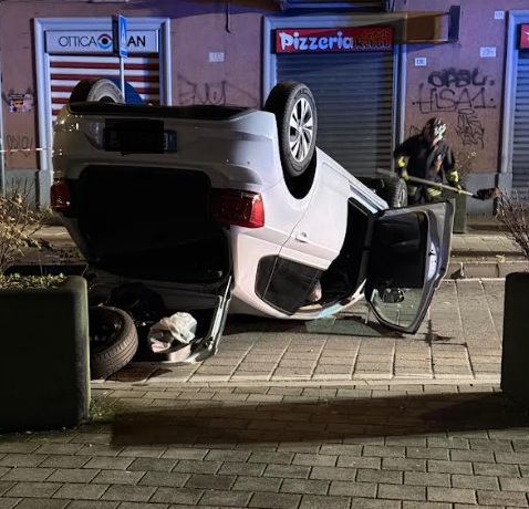 Auto si ribalta in centro a Pero, due ragazzi in ospedale