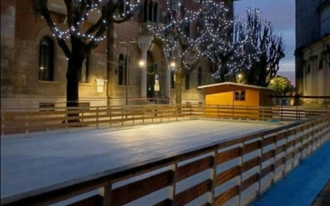 Nella nuova piazza si inaugura la pista di ghiaccio