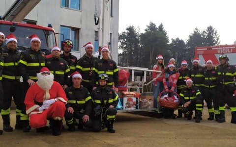 Babbo Natale arriva da cielo alle finestre della Pediatria