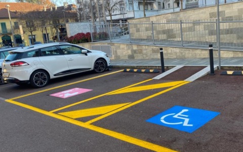 Parcheggi Rosa in città per donne e bambini