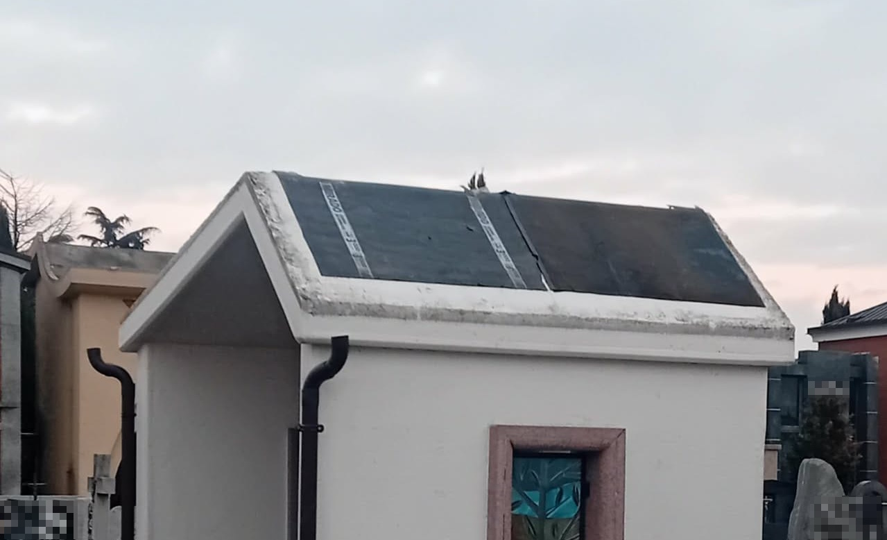 Ladri al cimitero, rubato il rame dal tetto di alcune cappelle