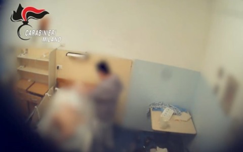 Maltrattamenti e violenza sessuale su due pazienti della Rsa: arrestato Oss