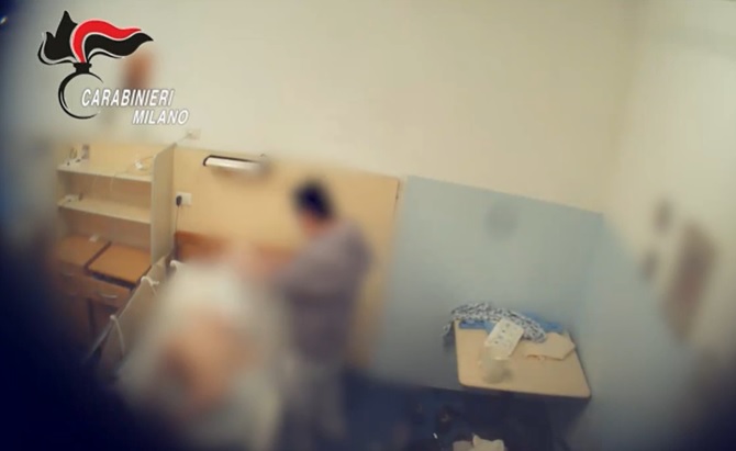 Maltrattamenti e violenza sessuale su due pazienti della Rsa: arrestato Oss