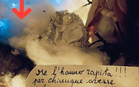 Rubata la statuina della Madonna, Giuseppe: “L’hanno rapita, chiunque avesse informazioni ci contatti!”