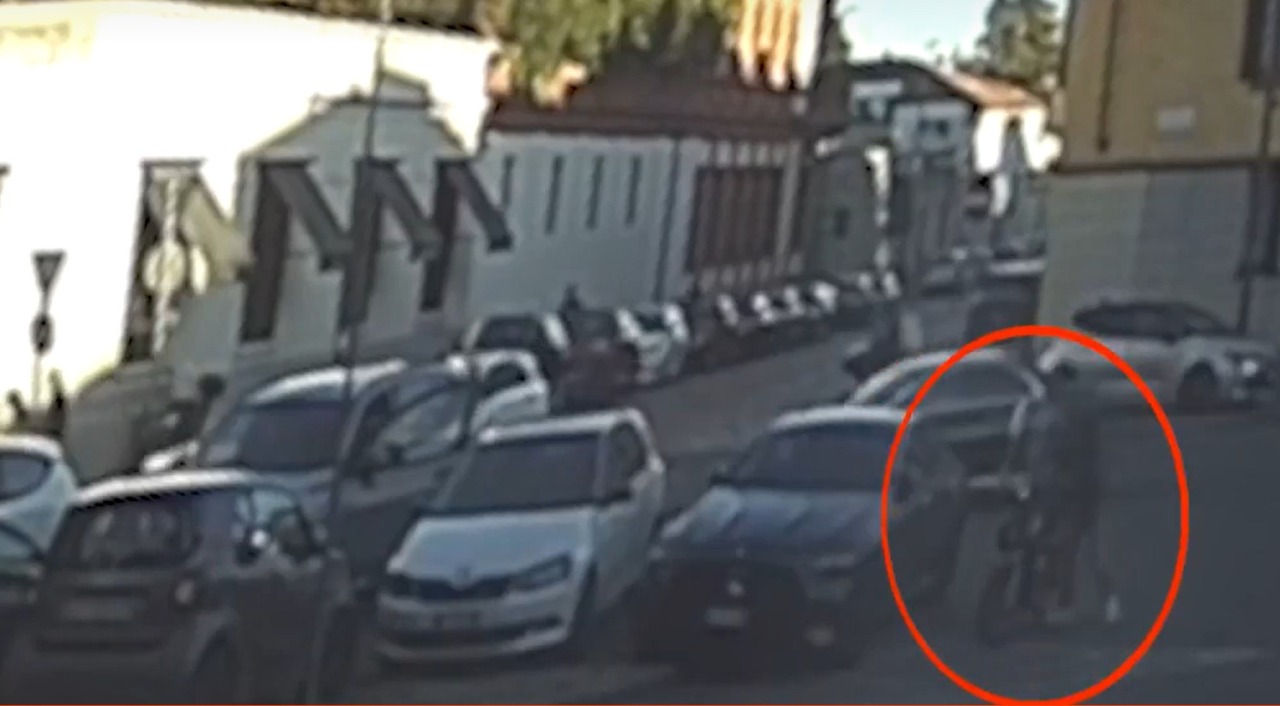 Strappa gli orecchini di diamante ad una donna in auto: arrestato 59enne