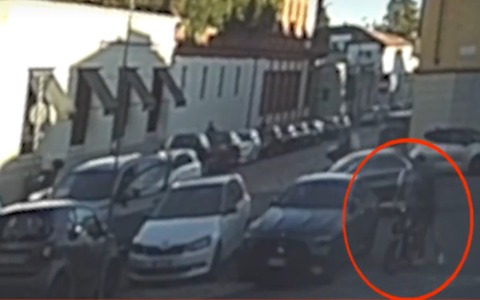 Strappa gli orecchini di diamante ad una donna in auto: arrestato 59enne