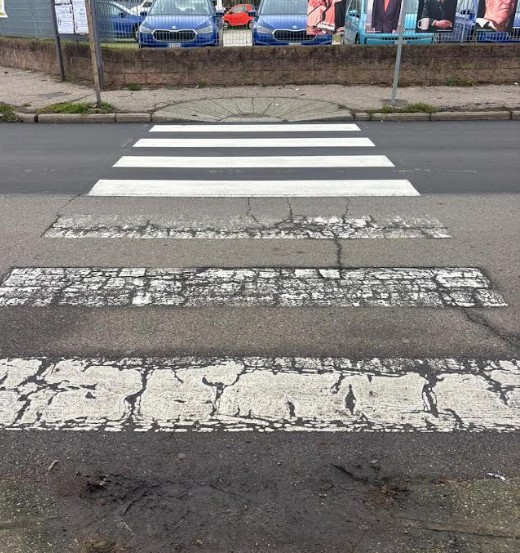 La vernice è finita…strisce pedonali fatte con i piedi
