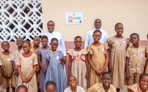 Grazie alla  Color run riqualificata la scuola Santa Cecilia di Cotonou