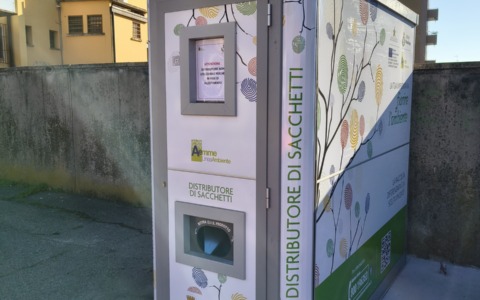Installati tre nuovi distributori di sacchetti per la raccolta differenziata