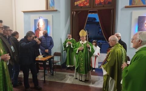 “Siate fieri di far parte della diocesi: non isolatevi”: la visita di monsignor Delpini