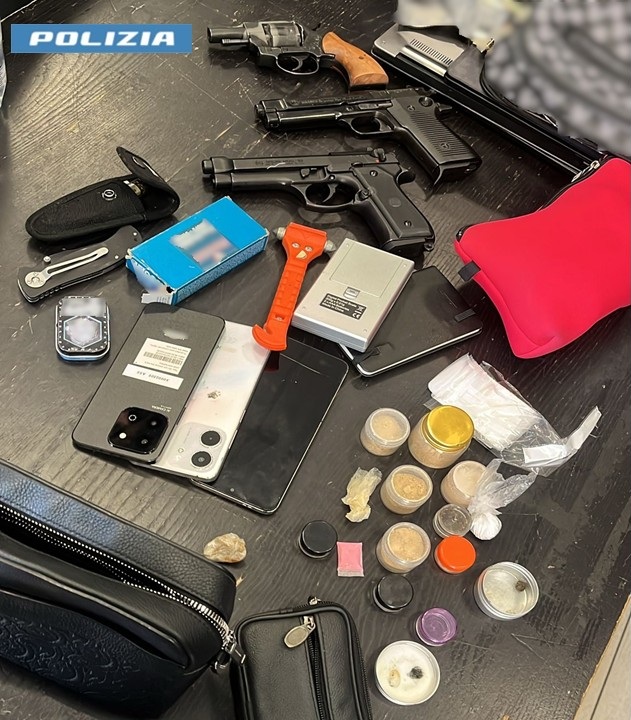 Denaro, armi e droga: intervento della polizia contro lo spaccio