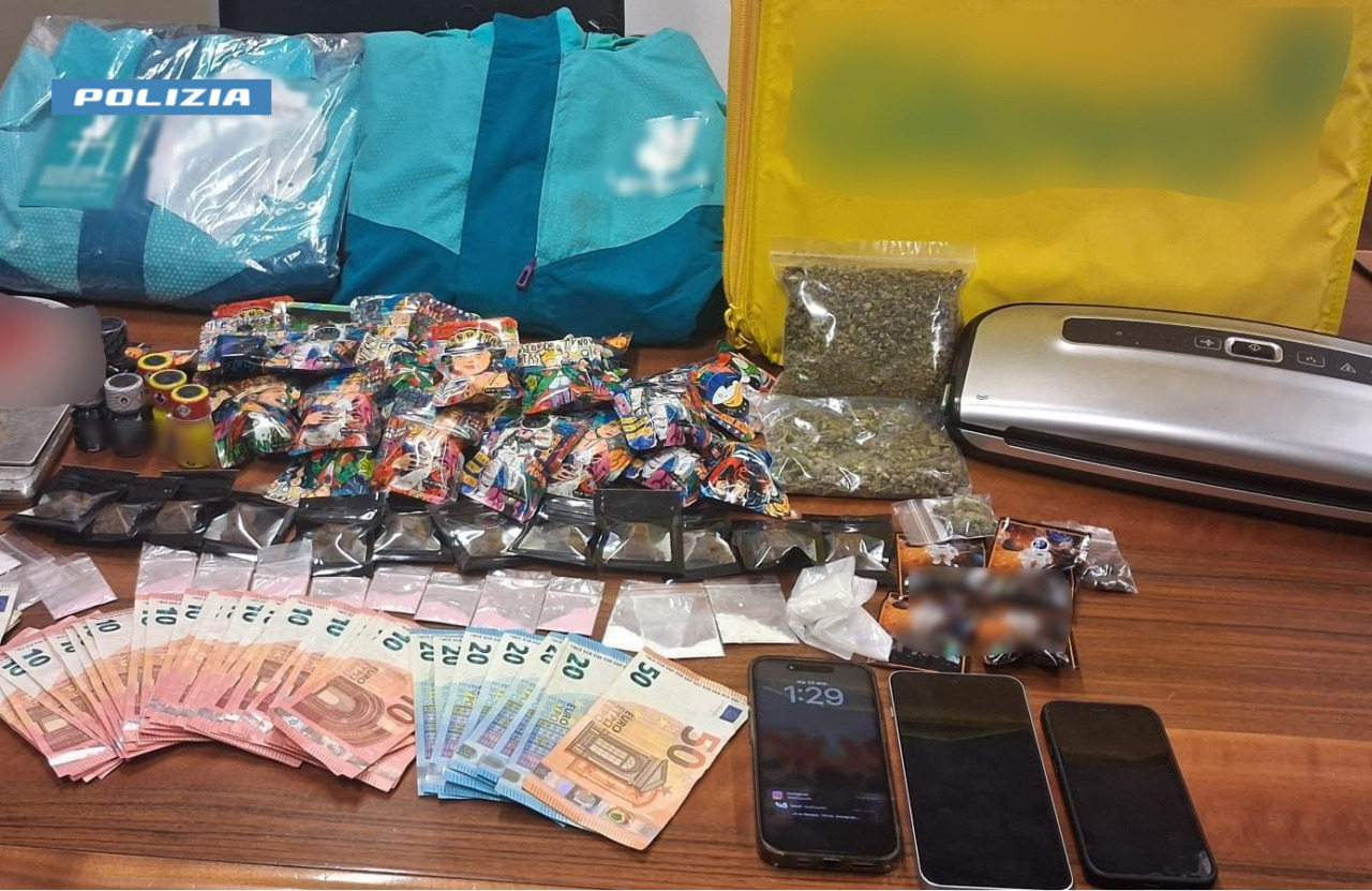 Spaccia travestito da rider, fermato