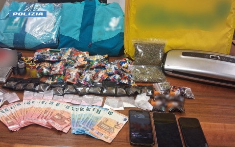 Spaccia travestito da rider, fermato