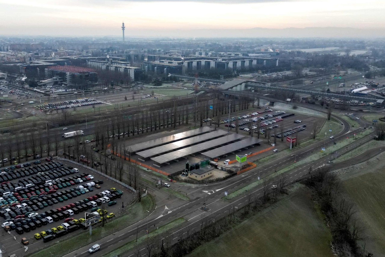 Un maxi impianto fotovoltaico nel parcheggio del Forum d’Assago