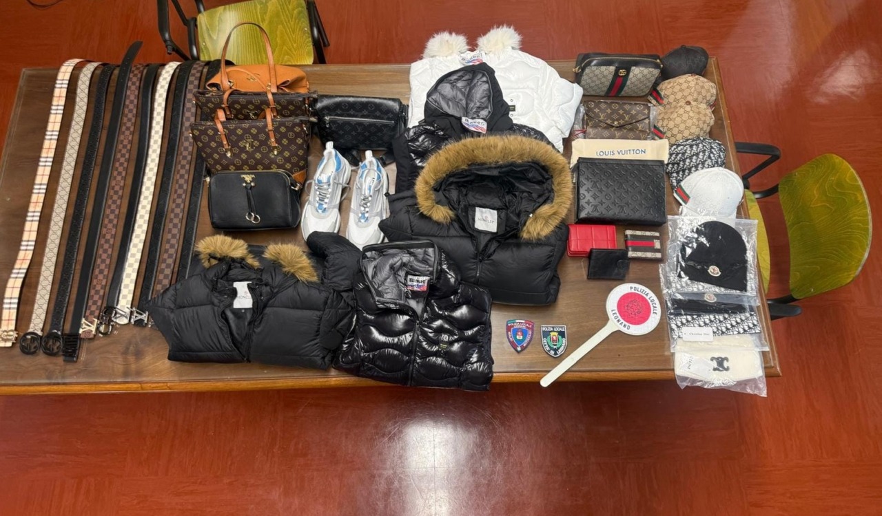 Blitz anti contraffazione, venditori abusivi aggrediscono e insultano gli agenti: denunciati