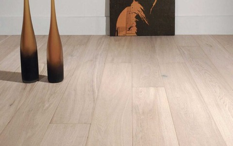 Minimal, luminoso, naturale: il fascino del pavimento in stile nordico