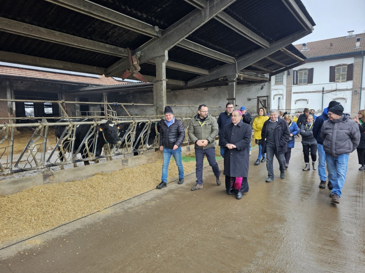 Monsignor Delpini nelle stalle per le benedizioni degli animali