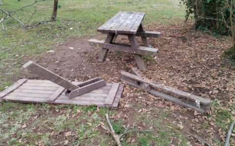 Vandalismi al parco di via Monte Nevoso