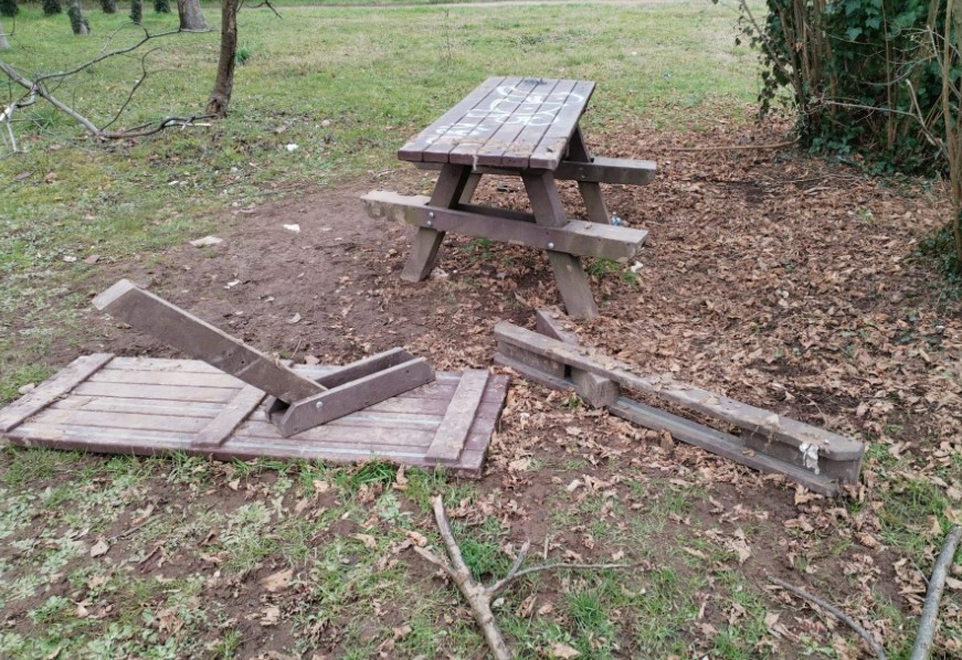 Vandalismi al parco di via Monte Nevoso