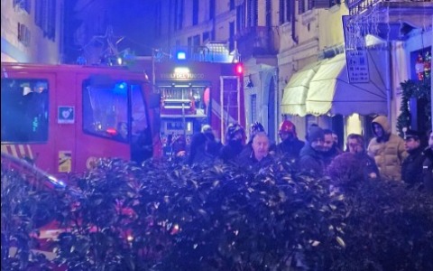 Negozio avvolto dalle fiamme in via Cantù